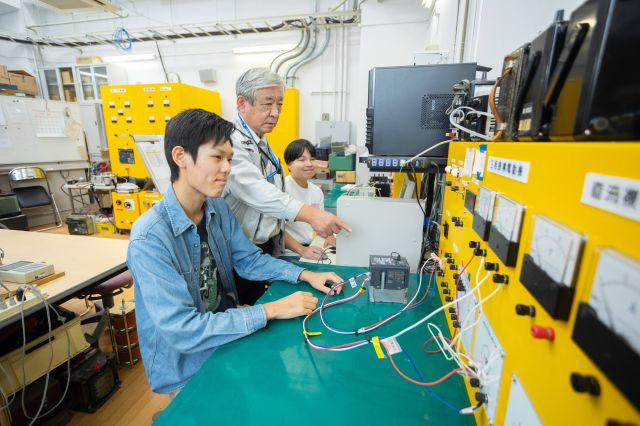 電気工学科 強電技術はもちろん、半導体についても学び、幅広い知識と技術を身につけます。