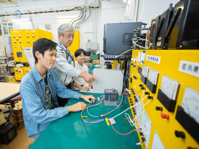 電気工学科 強電技術はもちろん、半導体についても学び、幅広い知識と技術を身につけます。