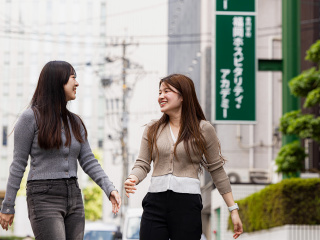 学校は博多駅から徒歩3分！