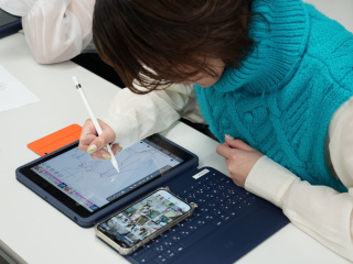 学生1人に1台のiPadを貸し出し、校内どこでもネット利用が可能です。