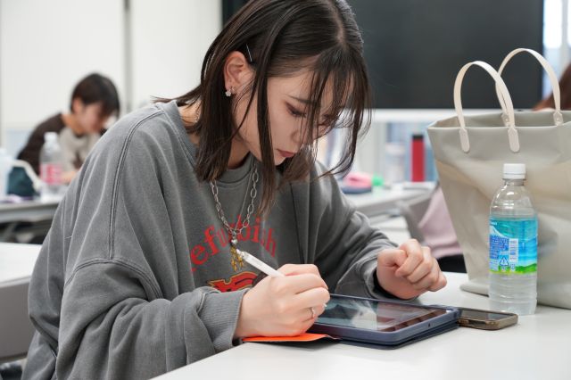 ファッション造形科 デザイナーコース アパレルブランドとの産学協同プロジェクトで実務を体感