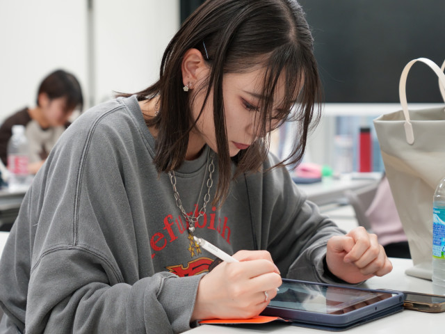 ファッション造形科 デザイナーコース アパレルブランドとの産学協同プロジェクトで実務を体感