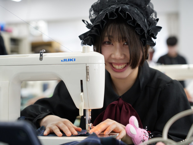 ファッション造形科 衣装製作コース リアルクローズから舞台衣装まで自分で服を作ることが好きな人に