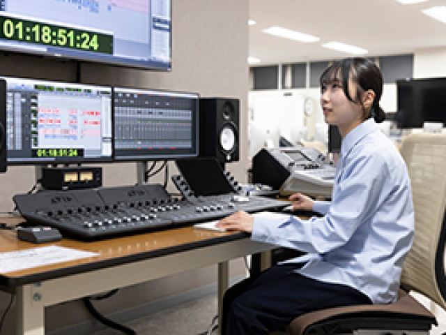 全日課程 アニメーション学部 アニメ音響科 プロ基準の機材を使って音響編集や効果音を学ぶ
