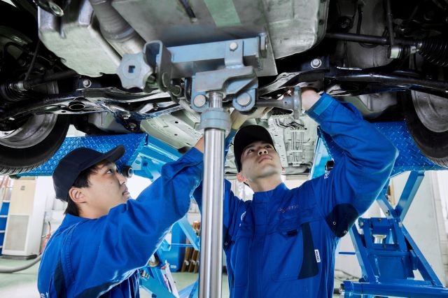 自動車整備科 一生の武器となる 知識と技術を身につけ、 即戦力となる整備士になる