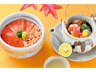 サーモンとイクラの親子丼＆土瓶蒸しの画像