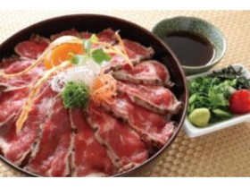 どんぶりに咲く大輪の花火 ボリューム満点ステーキ丼