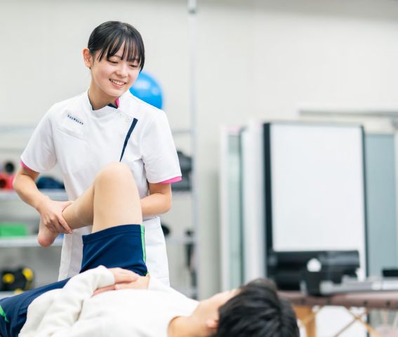 リハビリテーション学部 理学療法学科 全分野に対応する専門教員とLab制度で、 国内最高水準の教育・研究環境を実現。 先端研究と現場連携による実践的な学びで、 スポーツ・医療福祉・研究の最前線へ。