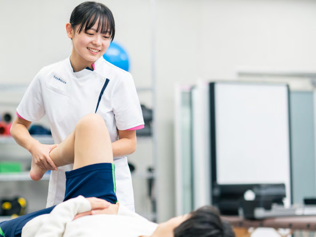 リハビリテーション学部 理学療法学科 全分野に対応する専門教員とLab制度で、 国内最高水準の教育・研究環境を実現。 先端研究と現場連携による実践的な学びで、 スポーツ・医療福祉・研究の最前線へ。
