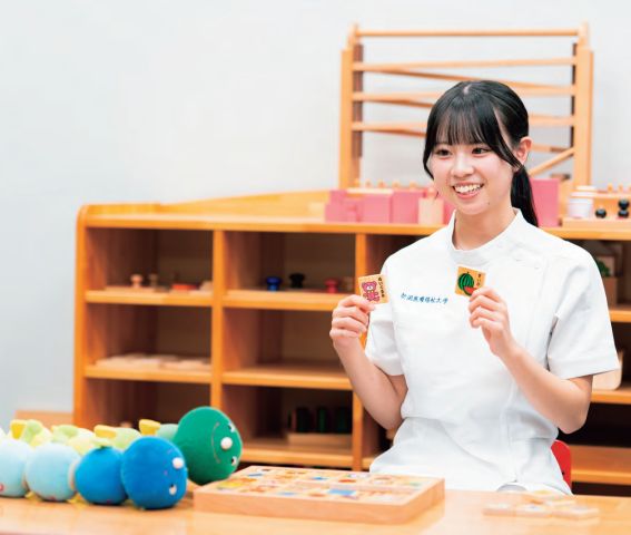 リハビリテーション学部 言語聴覚学科 言語聴覚士だけでなく、チーム医療で関わる多職種の教員から専門領域を学修することで、 様々な障害に対応できる知識と技術を身につけます。