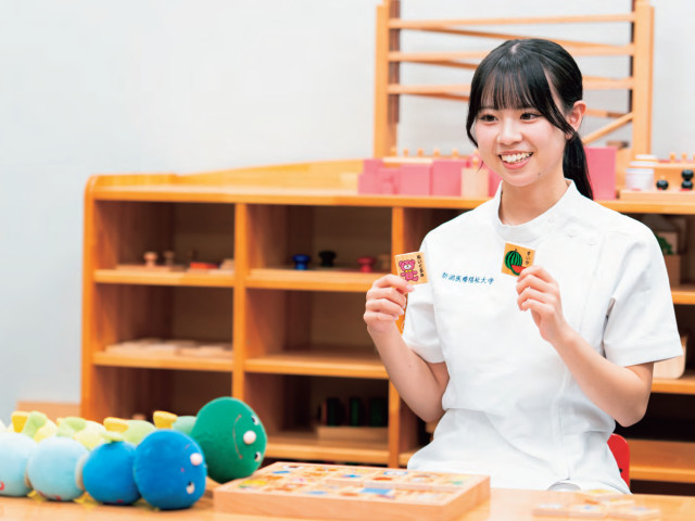 リハビリテーション学部 言語聴覚学科 言語聴覚士だけでなく、チーム医療で関わる多職種の教員から専門領域を学修することで、 様々な障害に対応できる知識と技術を身につけます。