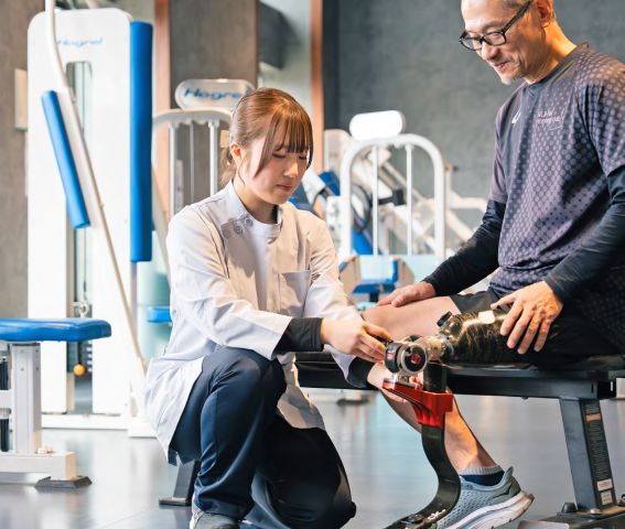 リハビリテーション学部 義肢装具自立支援学科 地域や企業、パラアスリートとの協働授業で現場力を磨く。 最先端の義肢装具製作に必要な“人を支える”ための 知識・技術を身につけます。
