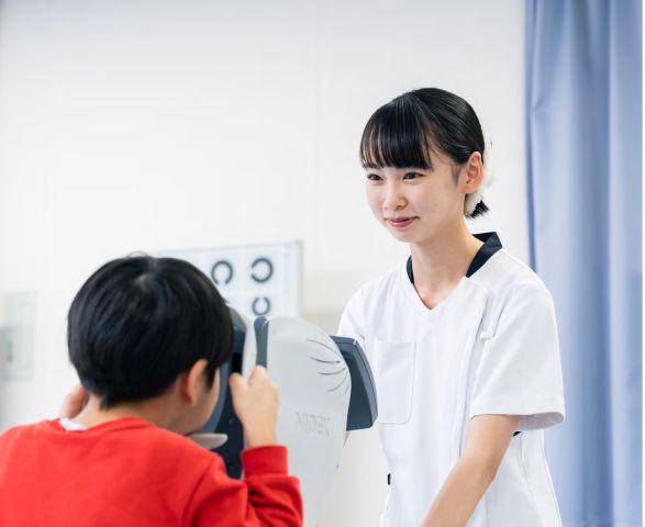 医療技術学部 視機能科学科 全国初の「視能訓練士」「眼鏡作製技能士」「同行援護従業者」の トリプルライセンスを叶えられる学科です。