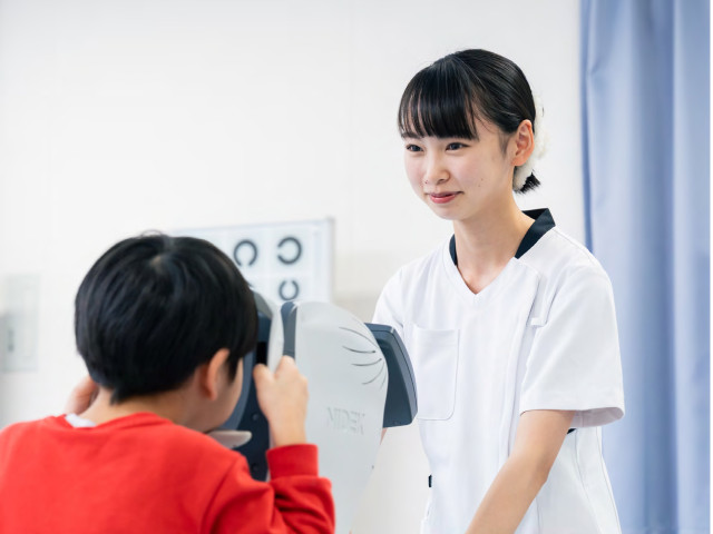 医療技術学部 視機能科学科 全国初の「視能訓練士」「眼鏡作製技能士」「同行援護従業者」の トリプルライセンスを叶えられる学科です。