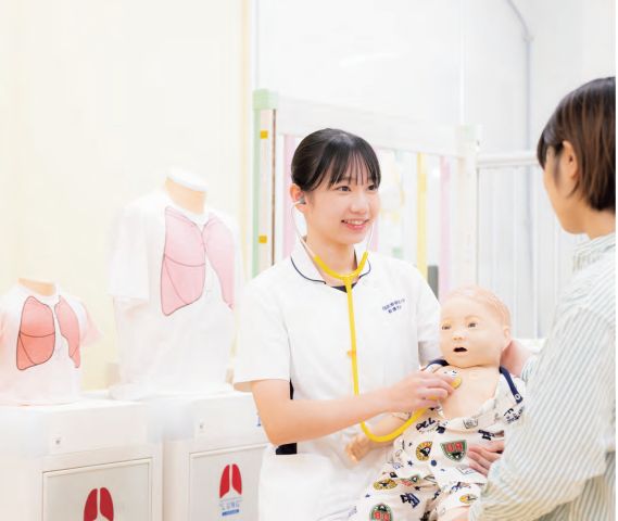 看護学部 看護学科 患者さんに寄り添う心を、確かな実践力へ。 リアルなシミュレーションと多職種連携教育で、 チーム医療の中で安心を支えられる看護師を目指します。