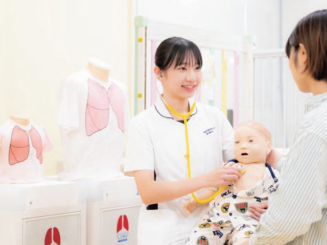 看護学部 看護学科 患者さんに寄り添う心を、確かな実践力へ。 リアルなシミュレーションと多職種連携教育で、 チーム医療の中で安心を支えられる看護師を目指します。