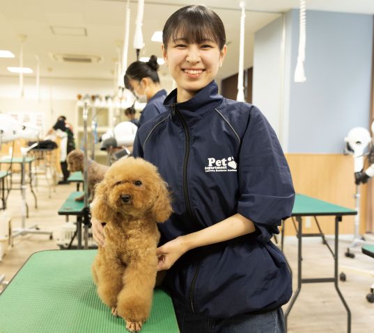 ペットビジネス学科 トリマーコース 技術だけじゃない！選ばれるトリマーになるために、人間力・接客力も磨く！