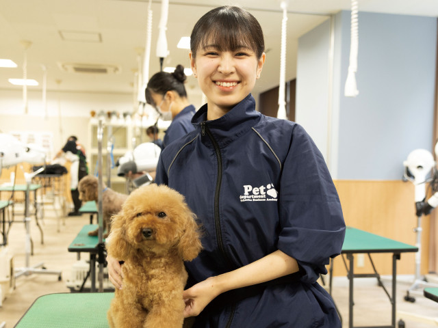 ペットビジネス学科 トリマーコース 技術だけじゃない！選ばれるトリマーになるために、人間力・接客力も磨く！