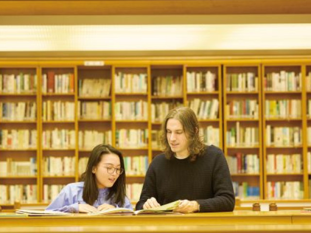 外国語学部 フランス語学科 フランス語を通じて、芸術に彩られた豊かな文化を体験。繊細で美しい表現力を身につけ、世界とつながる。