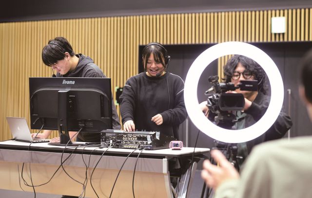 映像メディア研究科（大学・短期大学・専門学校卒業者対象） 映像素材の撮影・加工・編集などに関わる技術を身につけ映像クリエイターとしての活躍をめざす。☆大学・短期大学・専門学校卒業者対象