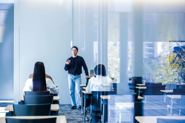 経済学部 世界を舞台にした経済活動に、さまざまな分野からアプローチできるゼネラリストとスペシャリストになる！