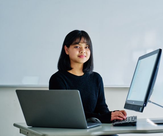 国際ICTものづくり学科（留学生のみ。2026年4月リニューアル） 3年間で、ICTとものづくりの両方が学べる！
