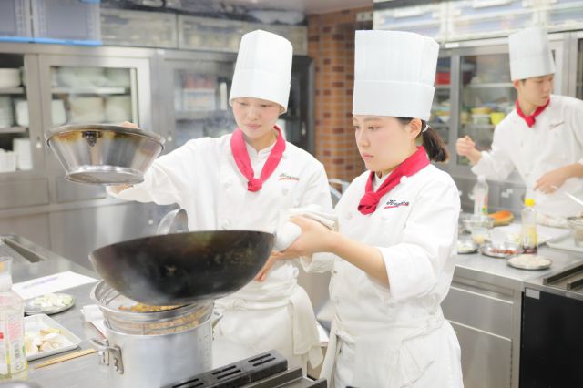調理マイスター科 現場実習を中心とした実践的なカリキュラム。高度な調理技術を2年間で修得するコース