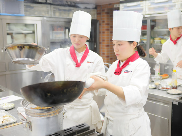 調理マイスター科 現場実習を中心とした実践的なカリキュラム。高度な調理技術を2年間で修得するコース