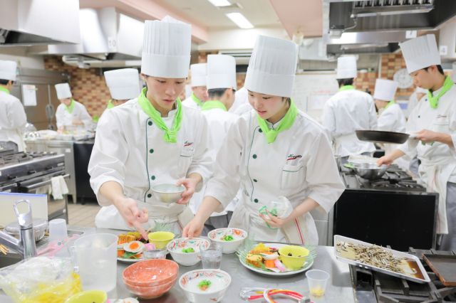 調理師科 調理師に必要な技術・知識を総合的に学び、1年で調理師免許を取得するコース