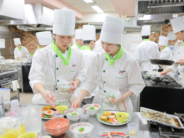 調理師科 調理師に必要な技術・知識を総合的に学び、1年で調理師免許を取得するコース