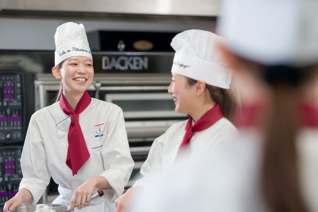 洋菓子技術マスター科 製菓の知識や技術をしっかり学び、現場で即戦力となる人材を育てます。