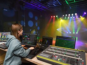 照明クリエイティブ科 ライブや演劇、映像コンテンツに輝きと色彩を与える“光の演出家”へ！