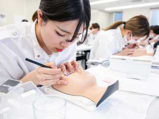 人気のまつ毛エクステの技術を学びに導入。認定校ならではの学びでアイリストでの活躍も可能に