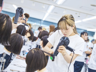 姉妹校KANBIとの併修で美容師資格もGET！多彩なキレイのスキルが活躍の場を大きく広げる