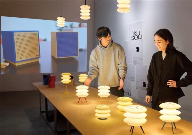 造形学部 造形学科 空間作法領域 私はあなたと共にいる、ということを伝えたい。その気持ちが作法に現れます。 作法とは何かを考え、美しい作法を手助けするデザインを学びます。