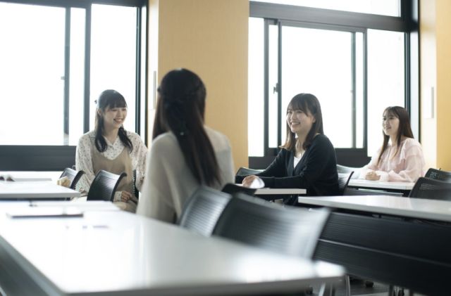 経営学科 2年制の経営学科で、全部学べる。 －経営、情報、国際、ホテル、ブライダル、医療まで、 ひとつに限定しない幅広い学びを経営学科で。－