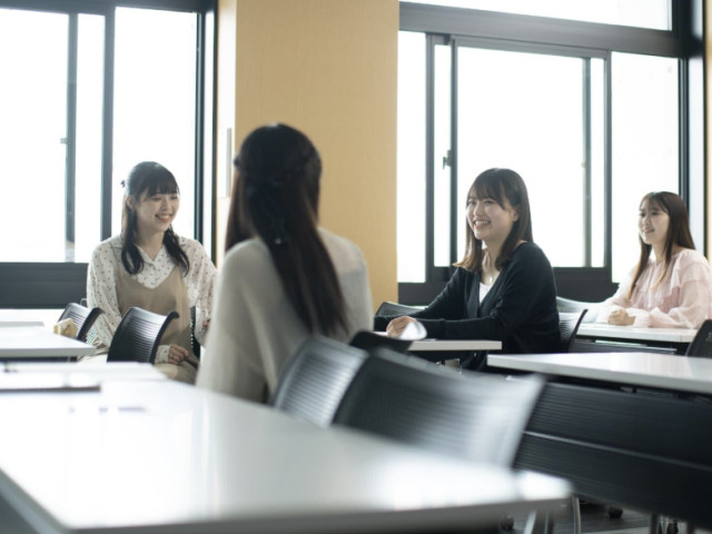 経営学科 2年制の経営学科で、全部学べる。 －経営、情報、国際、ホテル、ブライダル、医療まで、 ひとつに限定しない幅広い学びを経営学科で。－