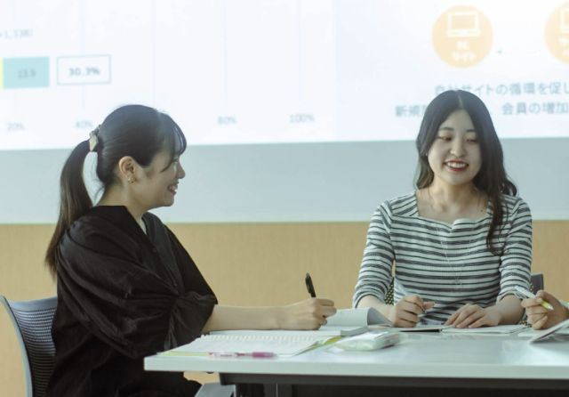 経営学科 経営フィールド 企業の活動や考え方を学ぶ！  マーケティング、商品開発、経営戦略など、実践力を磨く。