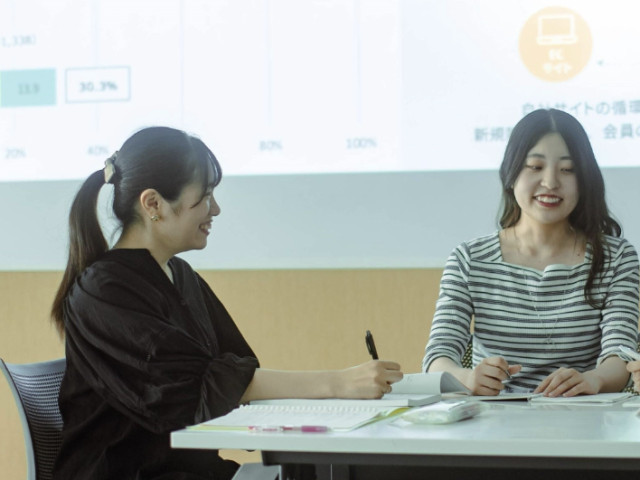 経営学科 経営フィールド 企業の活動や考え方を学ぶ！  マーケティング、商品開発、経営戦略など、実践力を磨く。