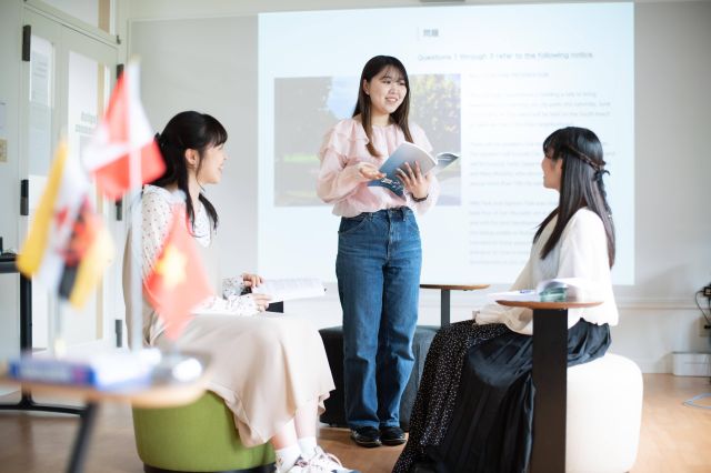 経営学科 グローバルコミュニケーションフィールド 異文化を知り、言葉を学び、 広い世界を旅しよう。  英会話、異文化コミュニケーション、TOEICまで多彩な分野を用意。