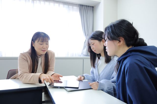 文学部 心理学科（※設置者変更認可申請中） 専門知識を広く学び技術を身につけ、人の「こころ」をささえる人材を育成します