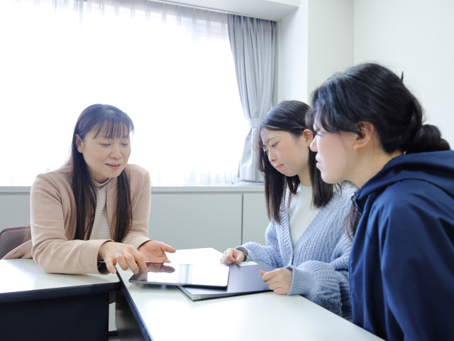 文学部 心理学科（※設置者変更認可申請中） 専門知識を広く学び技術を身につけ、人の「こころ」をささえる人材を育成します