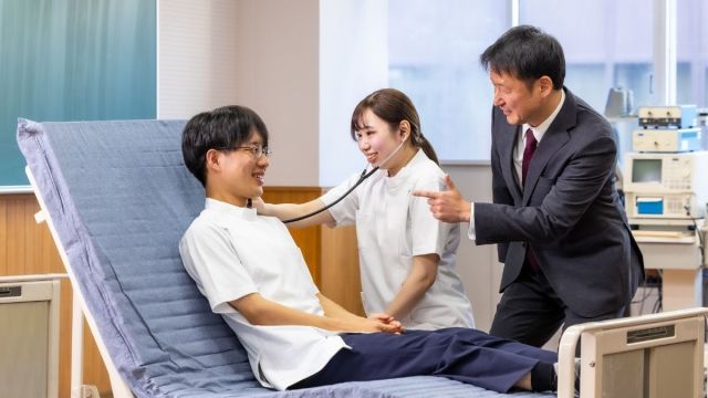 言語聴覚科（四大卒以上） 話す、聴く、食べるを支えるリハビリテーションの専門家へ