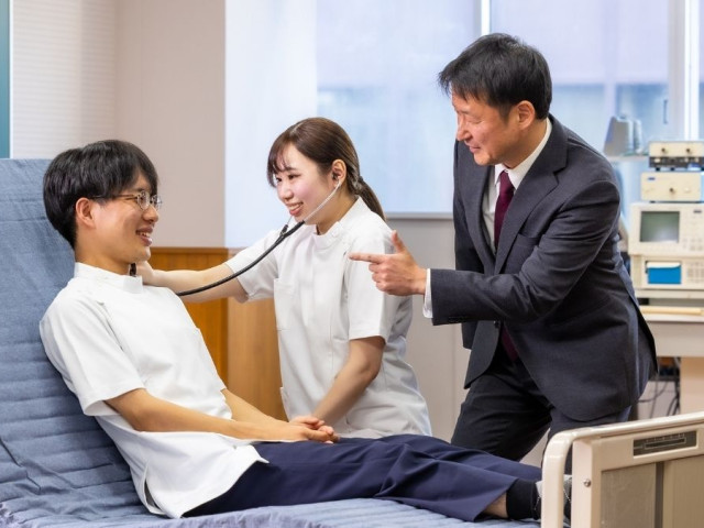言語聴覚科（四大卒以上） 話す、聴く、食べるを支えるリハビリテーションの専門家へ