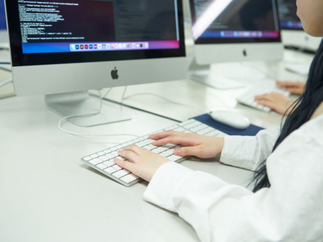 オフィスビジネス学科 ビジネスコンピューティング専攻 「Windows+Mac」を使いこなし、PCスキルのエキスパートへ