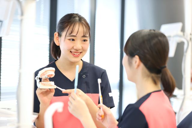 医療３年制学部＜専門士＞ 歯科衛生学科［夜間部］ 【夜間部】「治療」・「予防」から「美容」まで。最新機器を導入した教育環境で、患者さんを笑顔にする。
