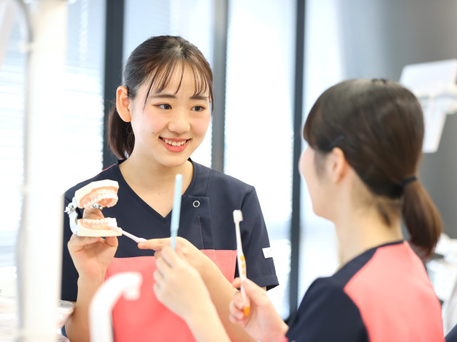 医療３年制学部＜専門士＞ 歯科衛生学科［夜間部］ 【夜間部】「治療」・「予防」から「美容」まで。最新機器を導入した教育環境で、患者さんを笑顔にする。
