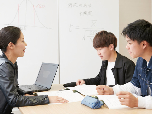 心理学部 心理学科 4つの専門領域から“人のこころ”にアプローチ。心理学の学びを通して、実社会で活かせる力を身につけます。