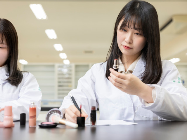 薬学部 薬科学科 経営・マーケティングで、”仕事にできる力”へ。