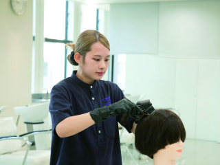 【美容科】旬のカラーを先取り☆イヤリングカラーor裾カラー体験の画像